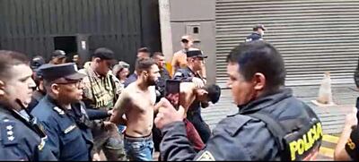 Momento en que los brasileños eran detenidos por la policía.