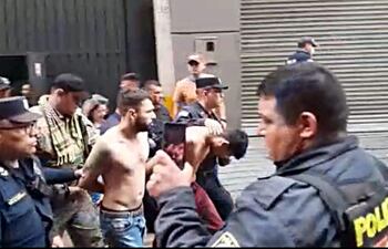 Momento en que los brasileños eran detenidos por la policía.