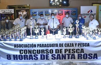 Autoridades de la APCP durante el lanzamiento del concurso de pesca.