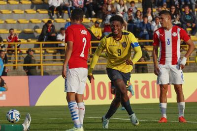 El delantero ecuatoriano Justin Cuero corre para festejar su segundo gol de la tarde frente a  la decepción de los defensores paraguayos Alan Núñez (2) y Gilberto Flores. Fracaso en Colombia.. EFE/ Carlos Ortega