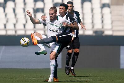 Isidro Pitta, de Juventude, cubre la posesión del balón ante la marca de dos jugadores del Botafogo.