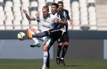 Isidro Pitta, de Juventude, cubre la posesión del balón ante la marca de dos jugadores del Botafogo.