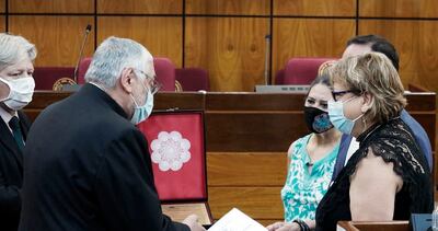 Responsables del Festival Mundial del Arpa reciben la placa conmemorativa del Senado.