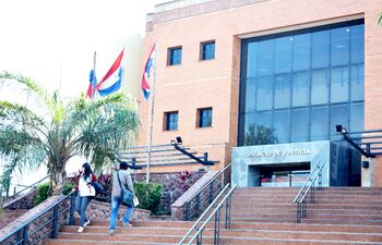 Fachada del Palacio de Justicia de Concepción, donde los jueces deben cumplir horario estricto de 7:00 a 13:00.