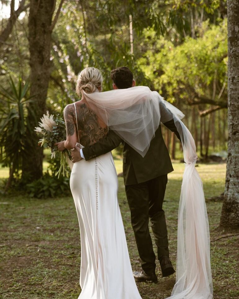 Los novios tras dar el "sí, quiero" disfrutaron de una fiesta al aire libre con sus seres queridos. (Instagram/Constanza Zavala)