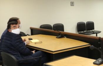 El abogado Luis Canillas (izq.) ante el juez Darío Báez, en la audiencia de ayer. Ahora, el magistrado debe fijar fecha para el juicio.