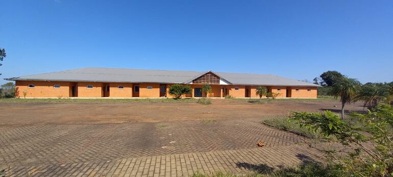 El edificio que estaba destinado para la administración de la colonia modelo que proyectaron los pobladores.  