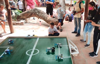 El primer torneo Nacional de Futbol Robótico fue organizado por el Prof. José Avalos, referente máximo en el ámbito de la robótica educativa en el País. La actividad se realizó en Valenzuela.
