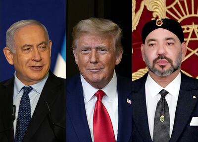 El primer ministro israelí Benjamin Netanyahu (i), el presidente estadounidense Donald Trump (c) y el rey Mohamed VI de Marruecos.