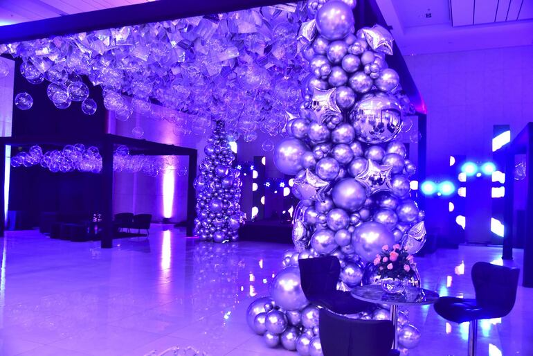 La fiesta fue decorada con arreglos de flores naturales y otros detalles por We Do.