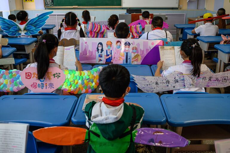 Frases motivadoras, colores, diseños. Todo vale para hacer que la obligación de estar alado, para guardar la distancia, sea divertida.