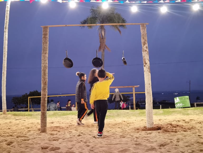 Paila Jeherei (Lamer el sarten) Un juego muy divertido que disfrutaron mucho los niños. La paila Jeherei consiste en una sarten engrasada que pende de un hilo, tiene pegada una moneda en el centro y el objetivo del juego es despegarla lamiendo la sarten y gana quien lo pueda lograr.