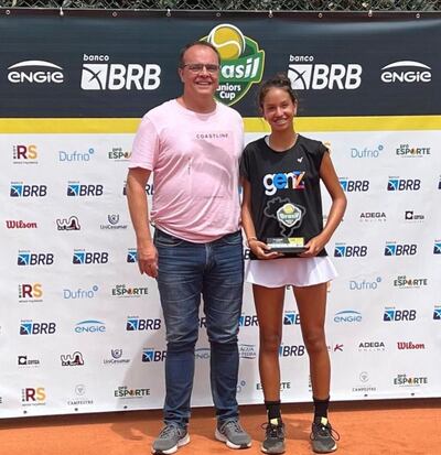 La tenista paraguaya Zoe Doldán con el trofeo logrado en Brasil.