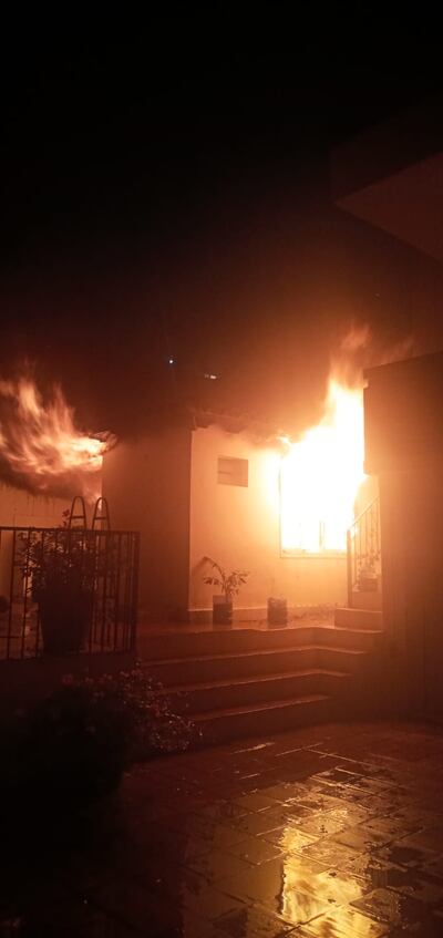 A las 23:00 del lunes, los bomberos recibieron la denuncia de un incendio en una vivienda en el barrio Mburucuyá de Asunción