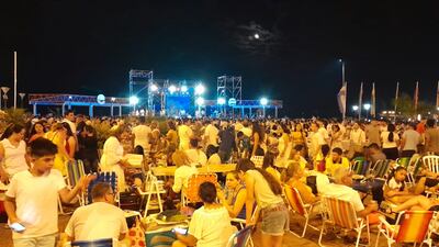 Miles de personas llegaron hasta la playa de Encarnación para recibir el 2023.