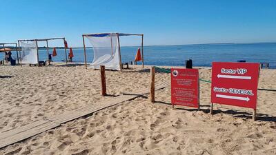 Esta es la playa Pirayu, de Carmen del Paraná, donde existe un sector diferenciado donde se cobra para ingresar con bebidas, sillas o toldos.