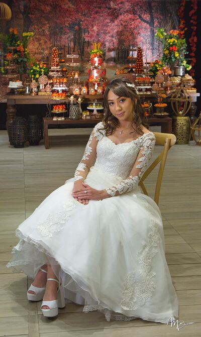 Hermosa lució la María Paz en la noche de su fiesta de 15 años con un vestido de líneas románticas confeccionado por Sarey Novias.