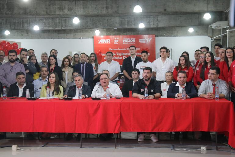 De izquierda a derecha, Julio Mallorquín, apoderado general adjunto del Partido Colorado, Magnolia Mendoza, apoderada general Partido Colorado, Eduardo González, jefe de gabinete, secretario general de la Junta de Gobierno y apoderado general del Partido Colorado, José Alberto Alderete, vicepresidente de la Junta de Gobierno y jefe de campaña nacional de la Lista 1, Partido Colorado, Vicente Sánchez, asesor de la Sala de Apoderados del Partido Colorado, Fernando Escobar, subadministrador de Campaña, Lista 1, del Partido Colorado y Hugo Zarate, administrador general de campaña de la Lista 1, Partido Colorado, ofrecen una rueda de prensa hoy-