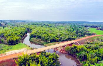 Puente de hormigón de 100 metros de longitud construido en la zona de Itapúa-Caazapá, sobre el río Tebicuary. (Gentileza)