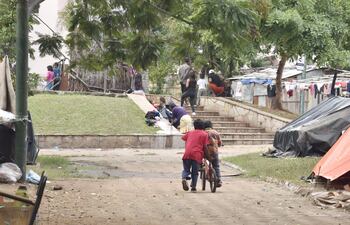 Niños indígenas ubicados en la plaza de Armas, donde desde hace una semana soportan el frío y la lluvia.