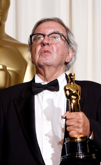 Larry McMurty posa con el premio Óscar que ganó por el guión de "Secreto en la montaña", en marzo de 2006.