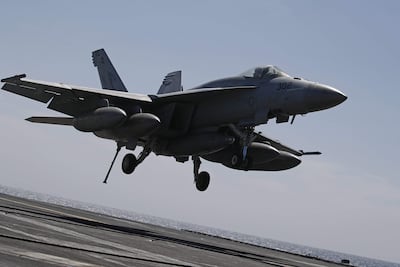 Un avión de combate F/A-18 Super Hornet de la Marina de los Estados Unidos aterriza en el portaaviones USS Nimitz cerca de la costa de Busan, Corea del Sur.