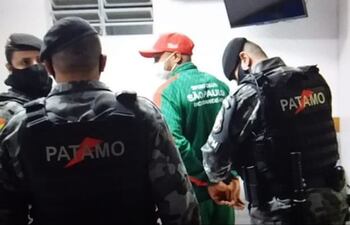 Preso, Brasil, árbitro, patada.