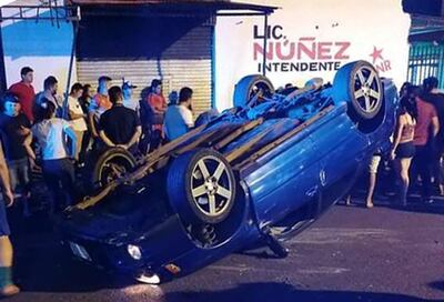 El automóvil chocó contra dos vehículo y terminó volcando sobre el asfaltado.