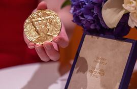 Vista del galardón del Premio Nobel de la Paz del periodista ruso Dmitry Muratov, desplegado para los periodistas hoy durante un encuentro en Nueva York (EE.UU.