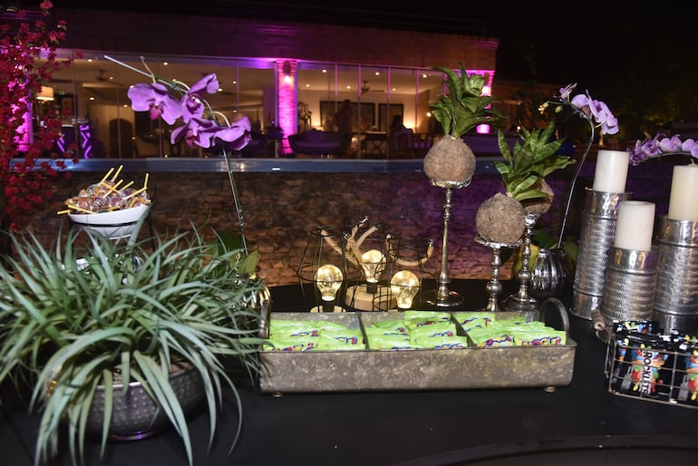 La fiesta fue decorada con arreglos de flores naturales y otros detalles por Rachi Garcete.