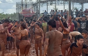 Miles de jóvenes participaron de la tradicional Fiesta del Tuju de Nueva Londres.