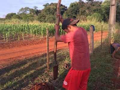 Un presunto invasor prepara la instalación de una vivienda precaria en el patio de un poblador de Itakyry.