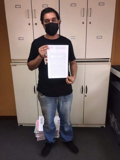 Lorenzo Melgarejo muestra la sentencia de la sala constitucional de la Corte Suprema de Justicia.