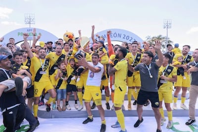 El trofeo, en manos del capitán Carlos Vera, en medio de la eufórica celebración del título de la Primera B conquistado por Recoleta. (Foto: APF)