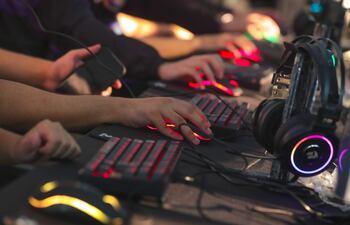 Jugadores de plataforma en línea asisten durante la Rio Innovation Week, hoy en Río de Janeiro (Brasil). La Semana de la Innovación de Río comenzó este jueves en esa ciudad brasileña con la participación de más de 500 conferencistas.