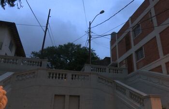 Imagen de cómo se ve la Escalinata de los Leones sin iluminación.