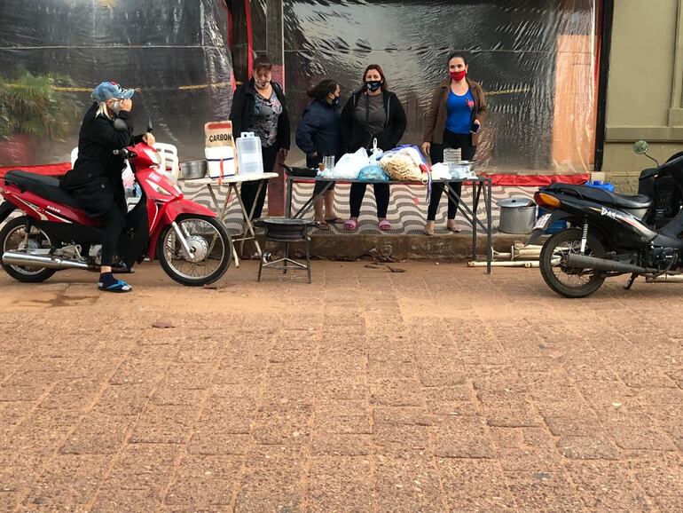 Parte de las manifestantes y sus pertenencias que fueron quitadas esta madrugada.
