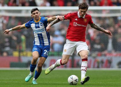 Julio Enciso (i) jugó todo el partido que el Brighton derrotó al Manchester United