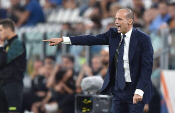 Massimiliano Allegri, entrenador de Juventus, reclamando al árbitro durante el partido del domingo ante Salernitana.