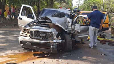 El conductor del rodado sigue atrapado.