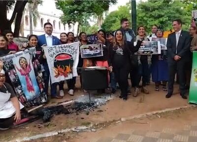 Humildes pobladores que organizaron una olla popular frente frente al Congreso festejaron con los senadores Stephan Rasmussen (PQ) y Lucas Aquino (PLRA) la aprobación del proyecto de ley de centros comunitarios.
