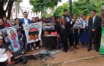 Humildes pobladores que organizaron una olla popular frente frente al Congreso festejaron con los senadores Stephan Rasmussen (PQ) y Lucas Aquino (PLRA) la aprobación del proyecto de ley de centros comunitarios.
