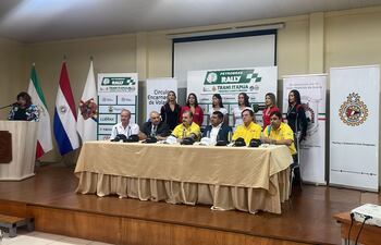 Momento exacto del lanzamiento oficial de la XXXIV Edición del Rally Transitapúa, en la sede de la Gobernación del séptimo departamento.