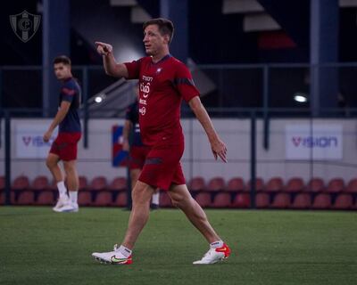 Facundo Sava da indicaciones tácticas durante la práctica del azulgrana.