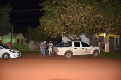 Momento en que los miembros de la comitiva policial-fiscal abandona la casa allanada.