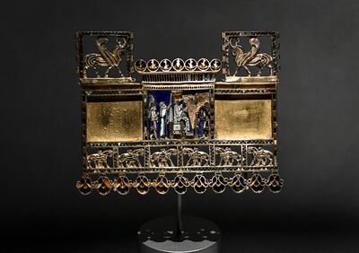 Una placa de oro que representa una escena de la realeza (Central Asia, 400-300 BC) exhibida en el museo nacional Hotel de la Marine en París, Francia.