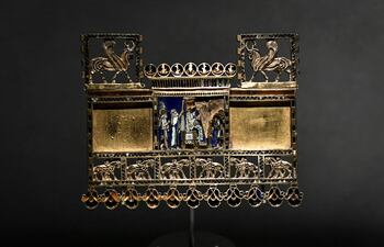 Una placa de oro que representa una escena de la realeza (Central Asia, 400-300 BC) exhibida en el museo nacional Hotel de la Marine en París, Francia.
