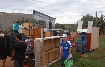 Los ocupantes tuvieron que sacar sus pertenencias para el cumplimiento de la orden judicial.