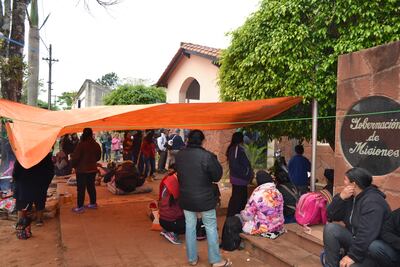 Los campesinos levantaron carpa y despejaron los portones de la Gobernación de Misiones.