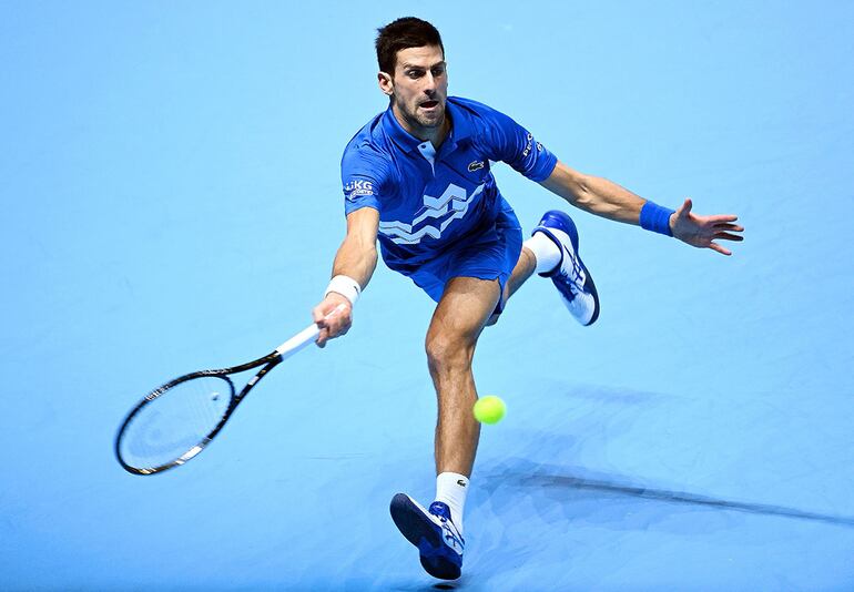 El serbio Novak Djokovic sacó boleto ayer para las semifinales del ATP Finales o Masters de Londres, luego de superar al alemán Alexander Zverev por 6/3 y 7/6 (4). (EFE)